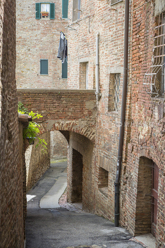 意大利Citta della Pieve有拱门的房子